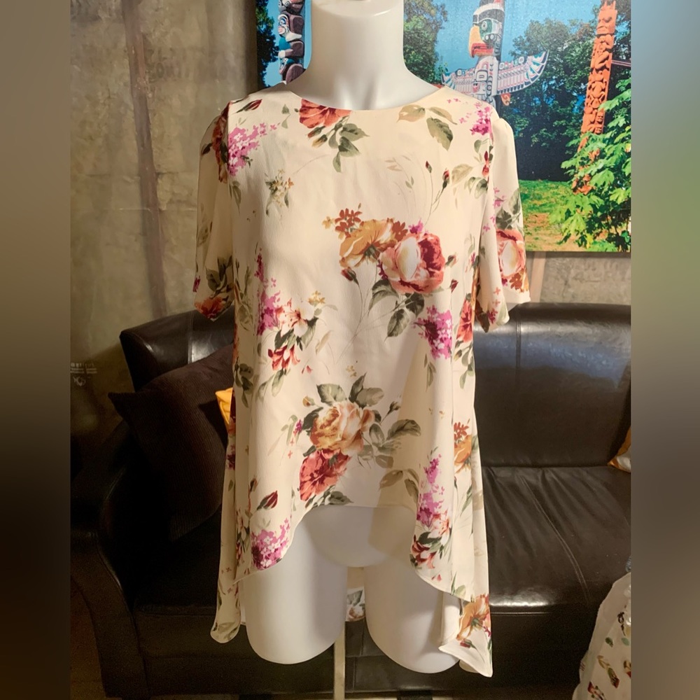 Beautiful floral Philosophy hi-lo top. Size S. Excellent condition.